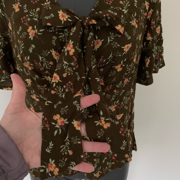 CHARMING CHARLIE Olive Floral Short Bell Fall Top - Picture 3 of 8